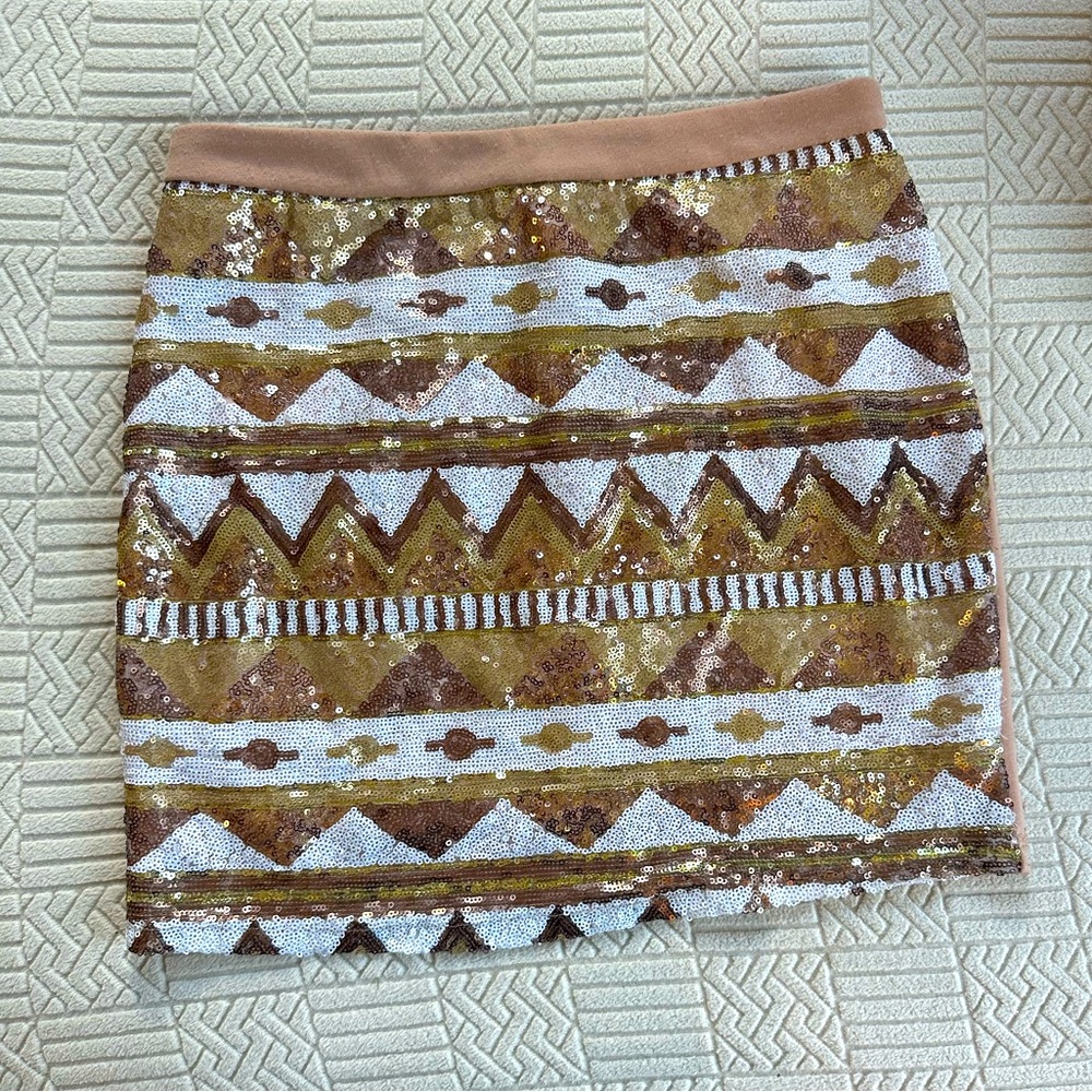Skirt with metallic details